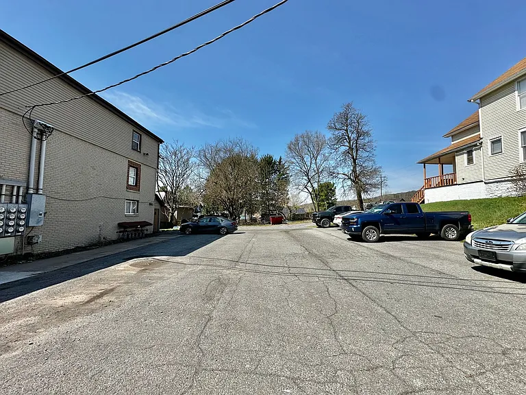 400 Railroad St — Photo 3