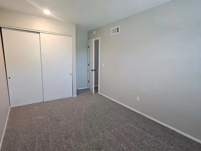 5416 N Linwood Ave — Photo 4