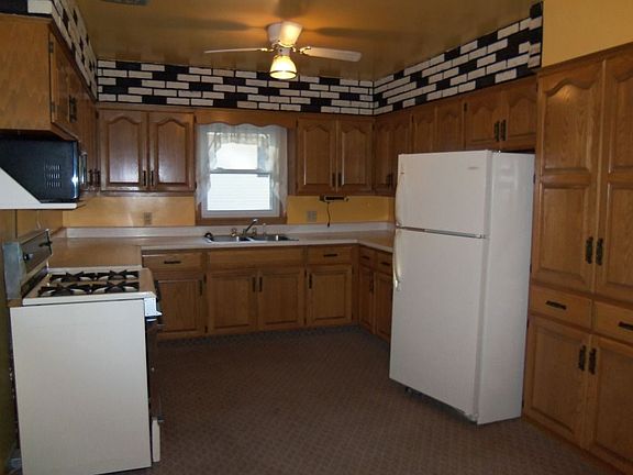 3rd image of 613 Hillcrest Dr