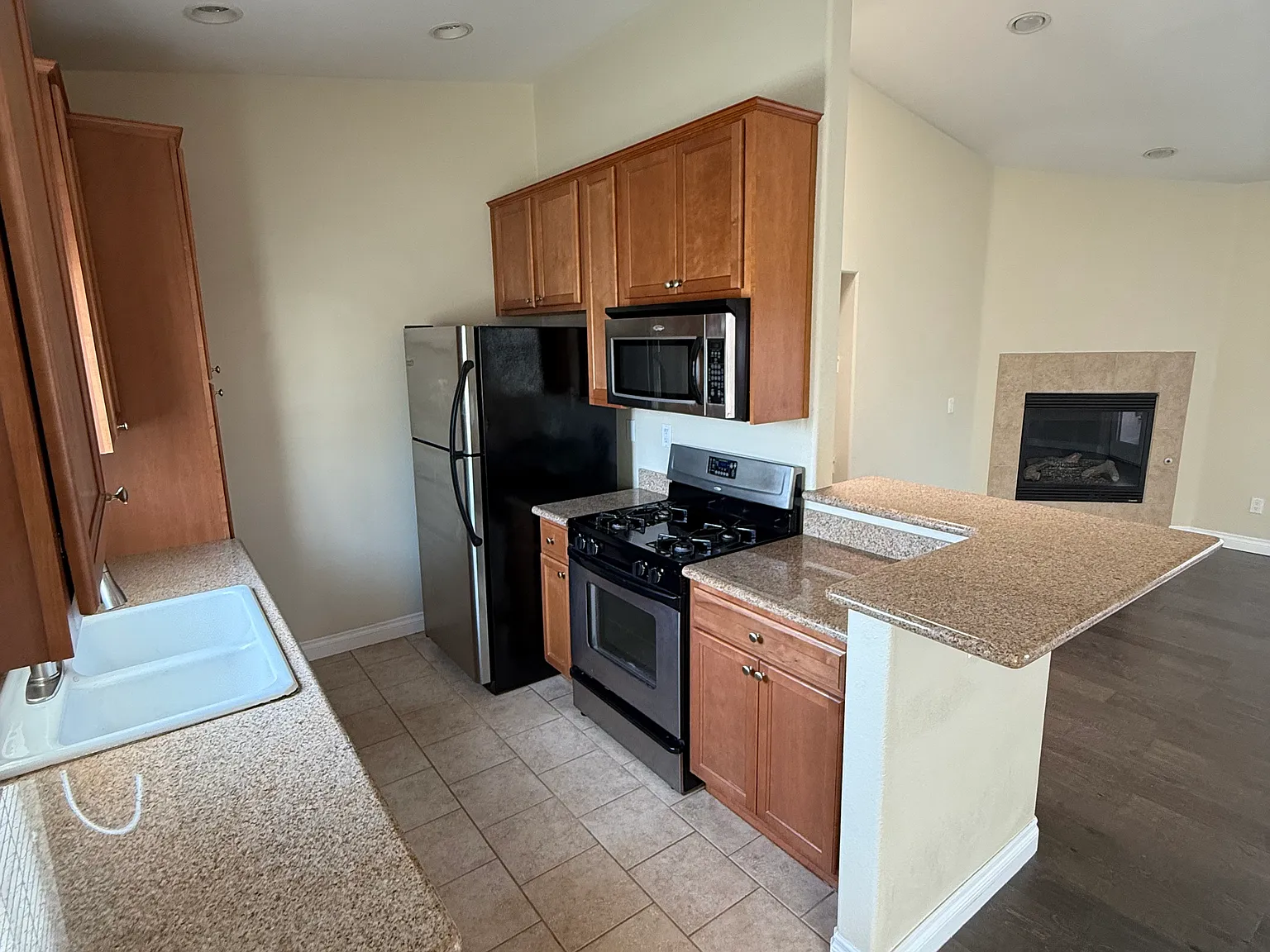 2 bed, 850 sqft, $3,300 — Photo 3