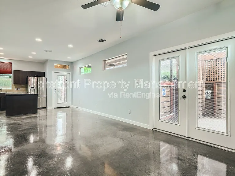 126 E Myrtle St — Photo 8