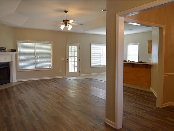 5th image of 210 Windsor Garden Dr