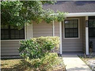 1 Story Twnhome! Cute front yard
