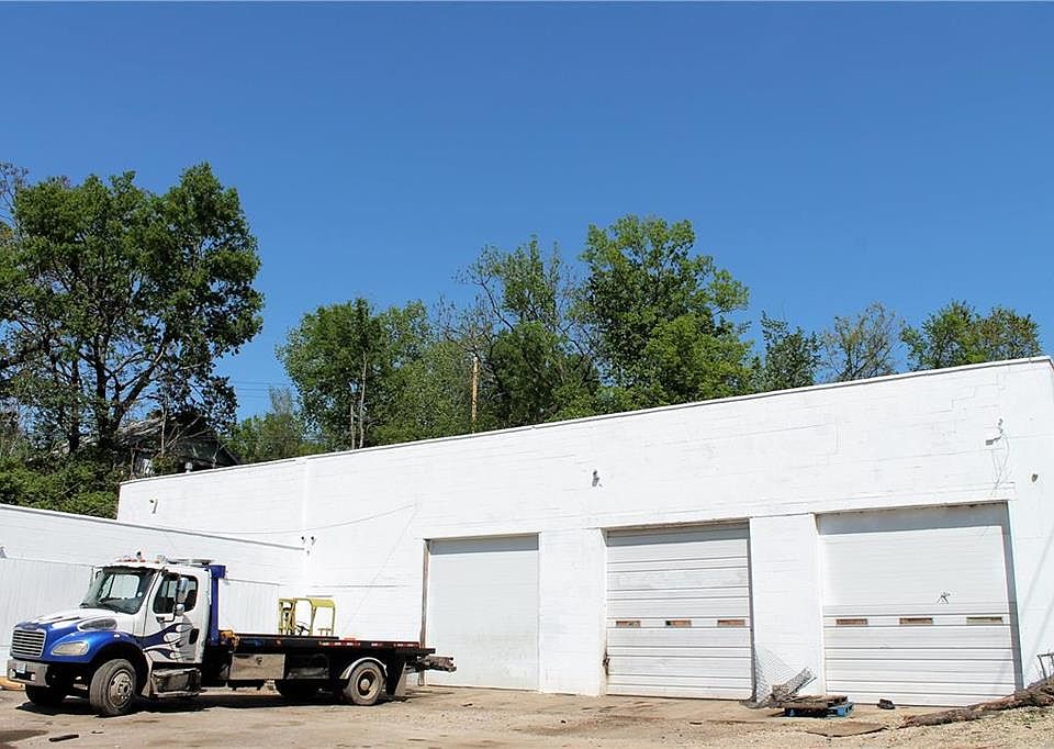 2nd image of 5500 E 31st St
