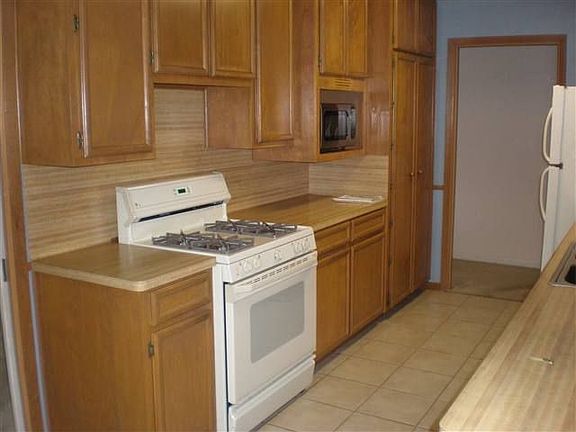 3rd image of 39 Bruce Ln