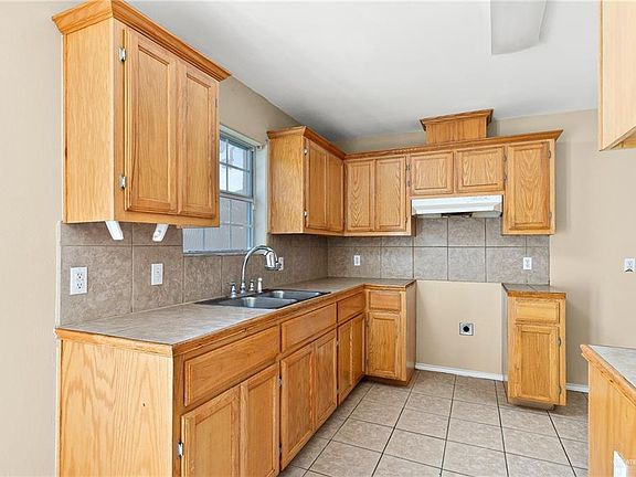 5th image of 1002 E San Pedro St