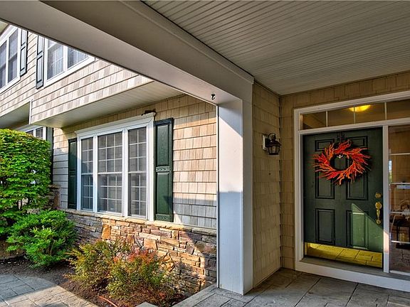 5th image of 8 Turnberry Ct