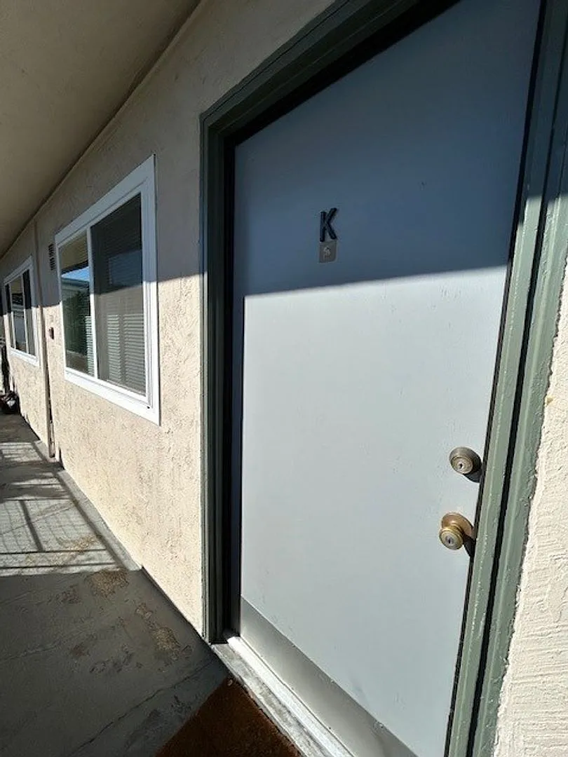 Upper- 2 Bedroom-One Bath apartment has a large living room — Photo 3