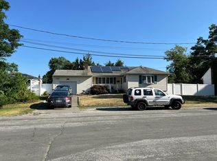 41 Lenox St, Lindenhurst, NY 11757