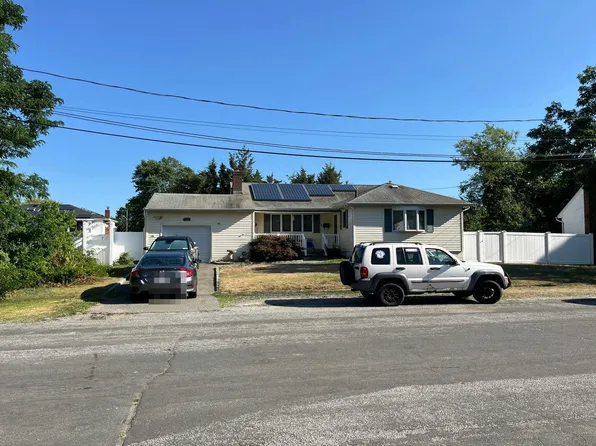 41 Lenox St, Lindenhurst, NY 11757