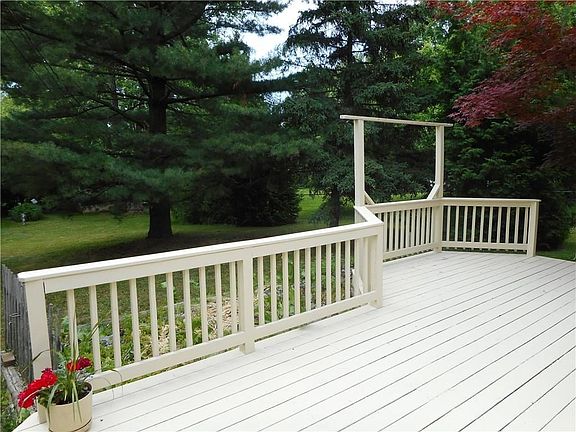 4th image of 15 Glen Acre Dr