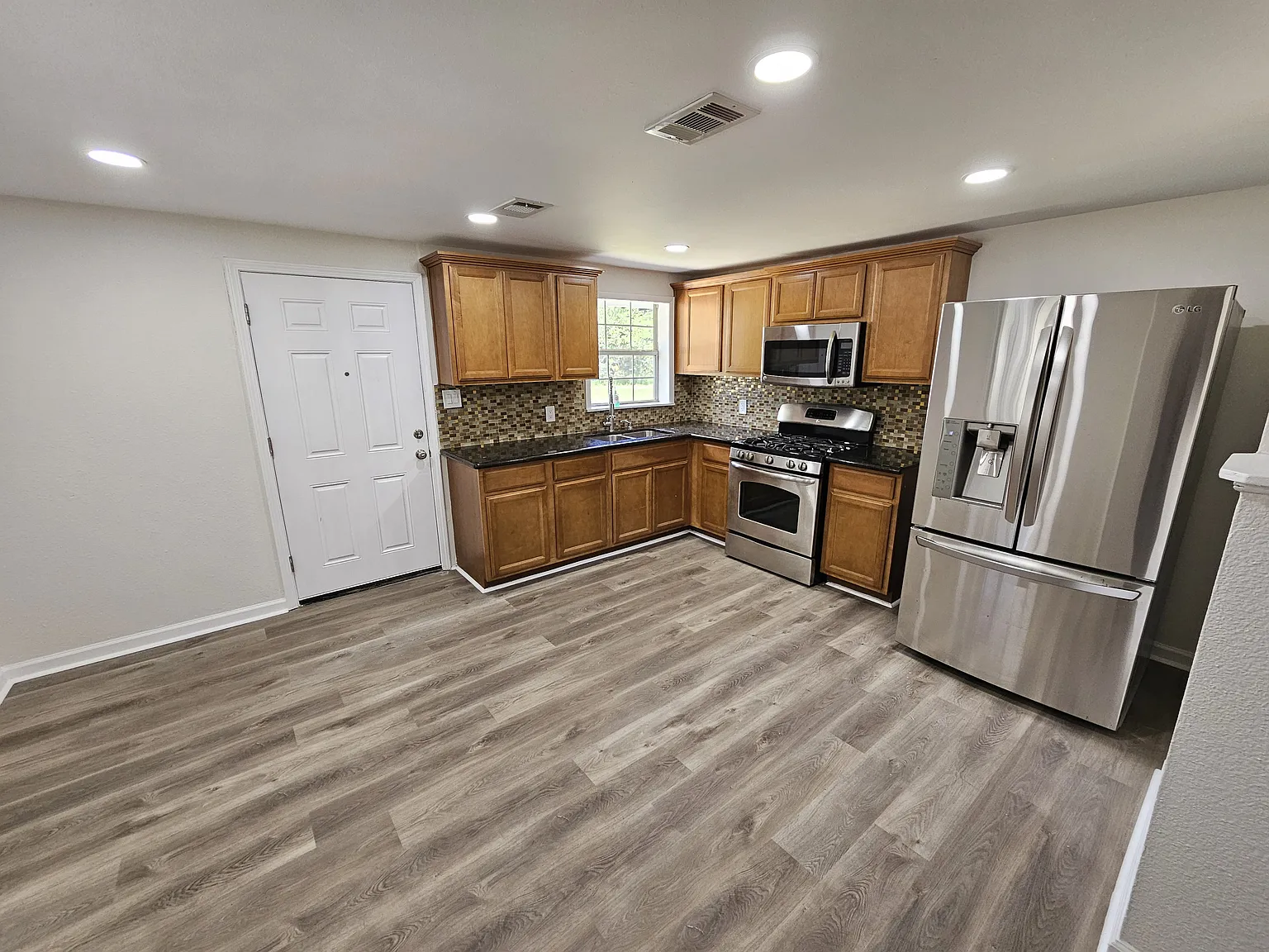 1150 Hawthorn Dr — Photo 3