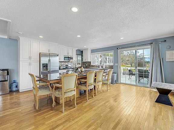 5th image of 215 W Dunne Ave