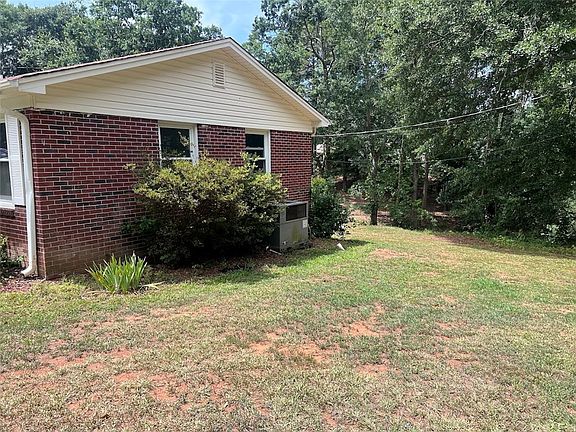 3rd image of 213 Hillcrest Cir