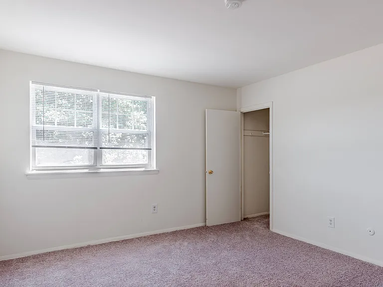Woodacres Apartment Homes — Photo 17