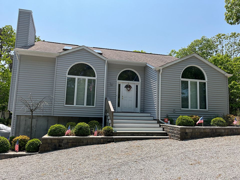 1st image of 27 Newtown Ct