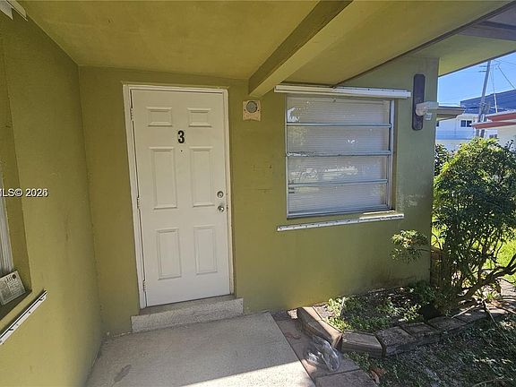 4th image of 808 NE 10th St Unit 3