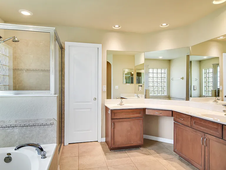 2110 SW 38th Ter — Photo 16