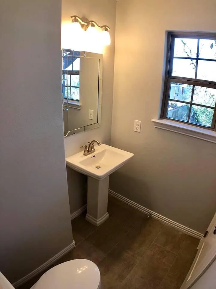 1536 N Broughton St — Photo 2