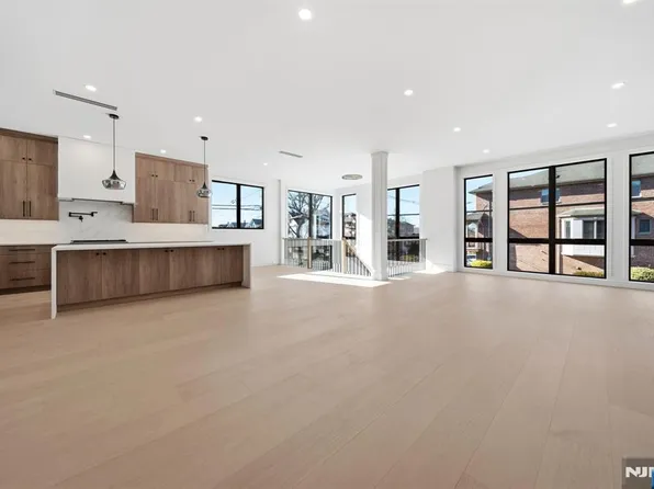 117 Henry St #A, Palisades Park, NJ 07650