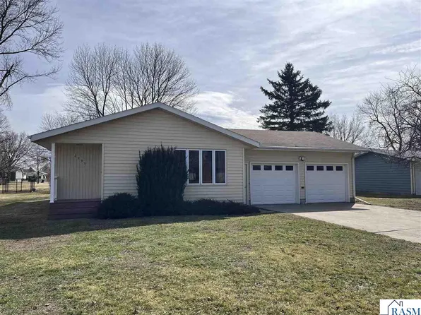2395 Douglas St, Windom, MN 56101
