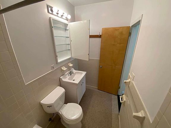 5th image of 304 Pleasant Ave #2
