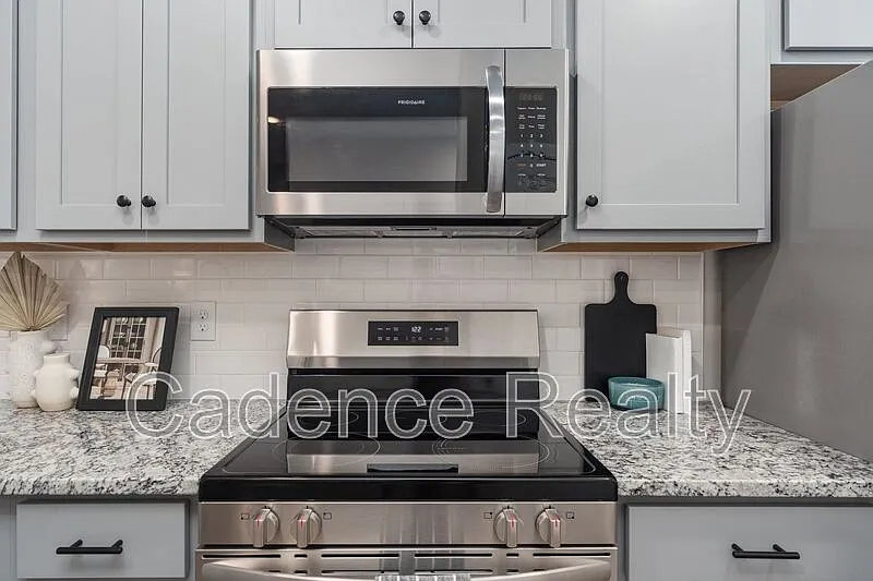 3 bed, 2.5 bath, 1304 sqft, $2,150 — Photo 3