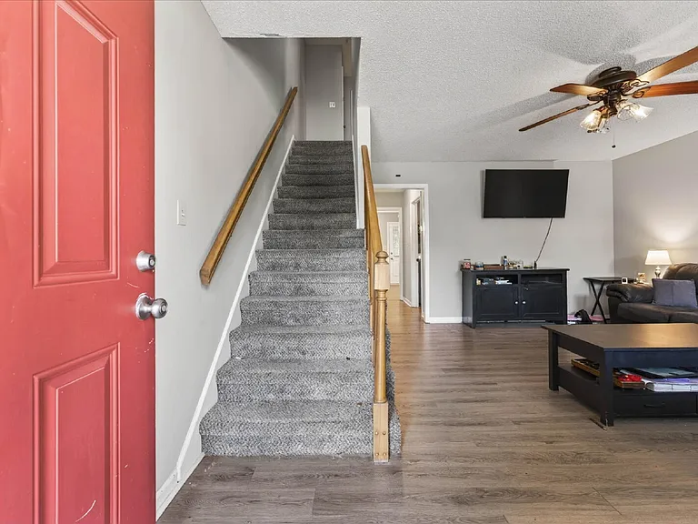114 Cunningham Pl #B — Photo 4