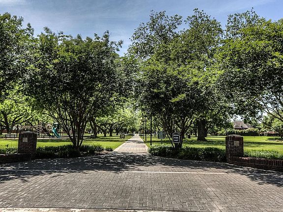 ON Walker's Park tree lined street. Access to the park, club, Walker Station Elementary, and lake ar