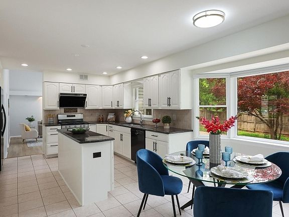 4th image of 9 Starlite Ct