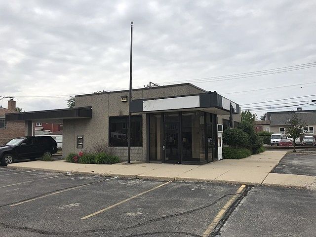 1st image of 6000 W Montrose Ave