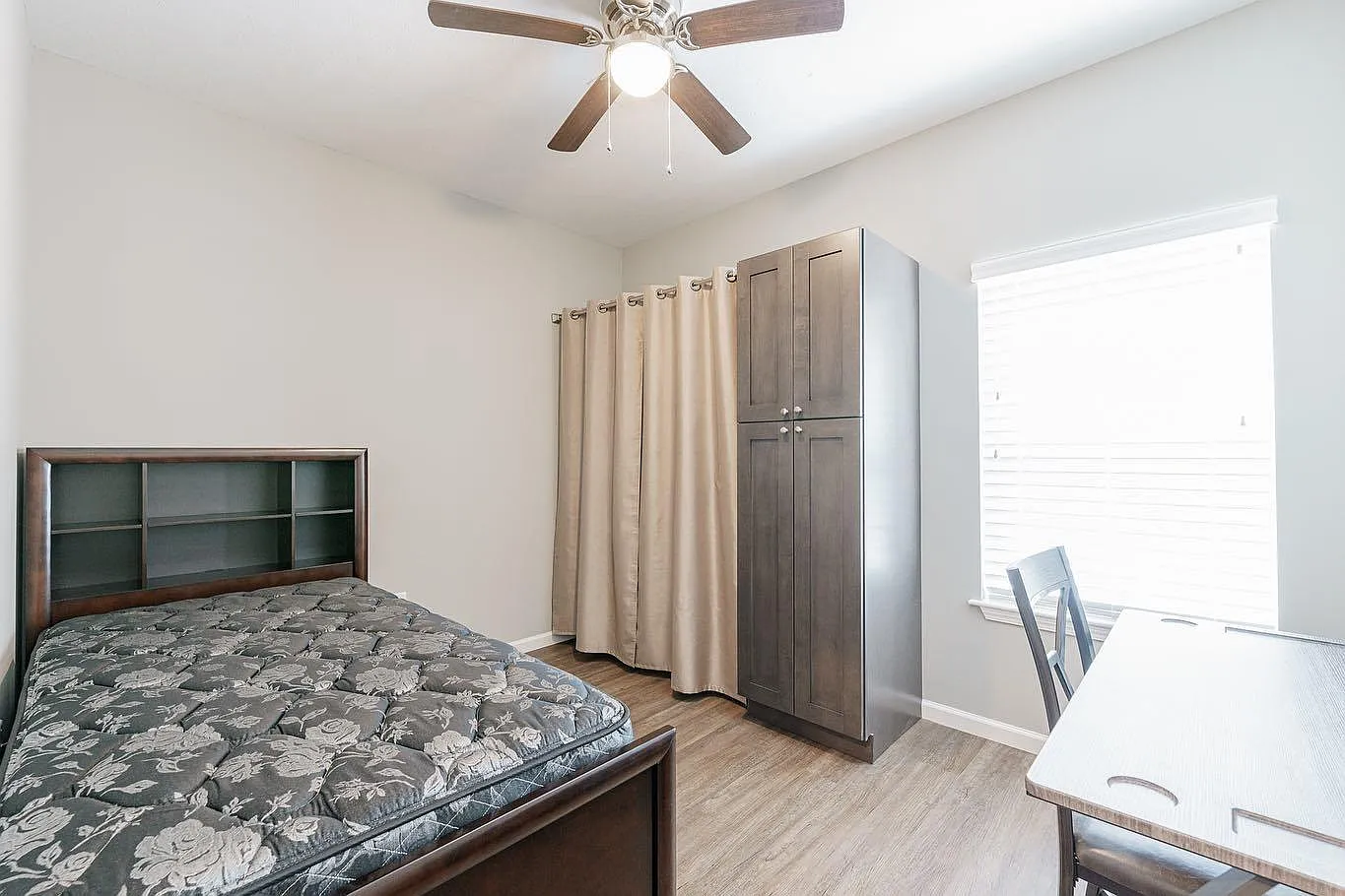 4 bed, 1000 sqft, $1,450 — Photo 2