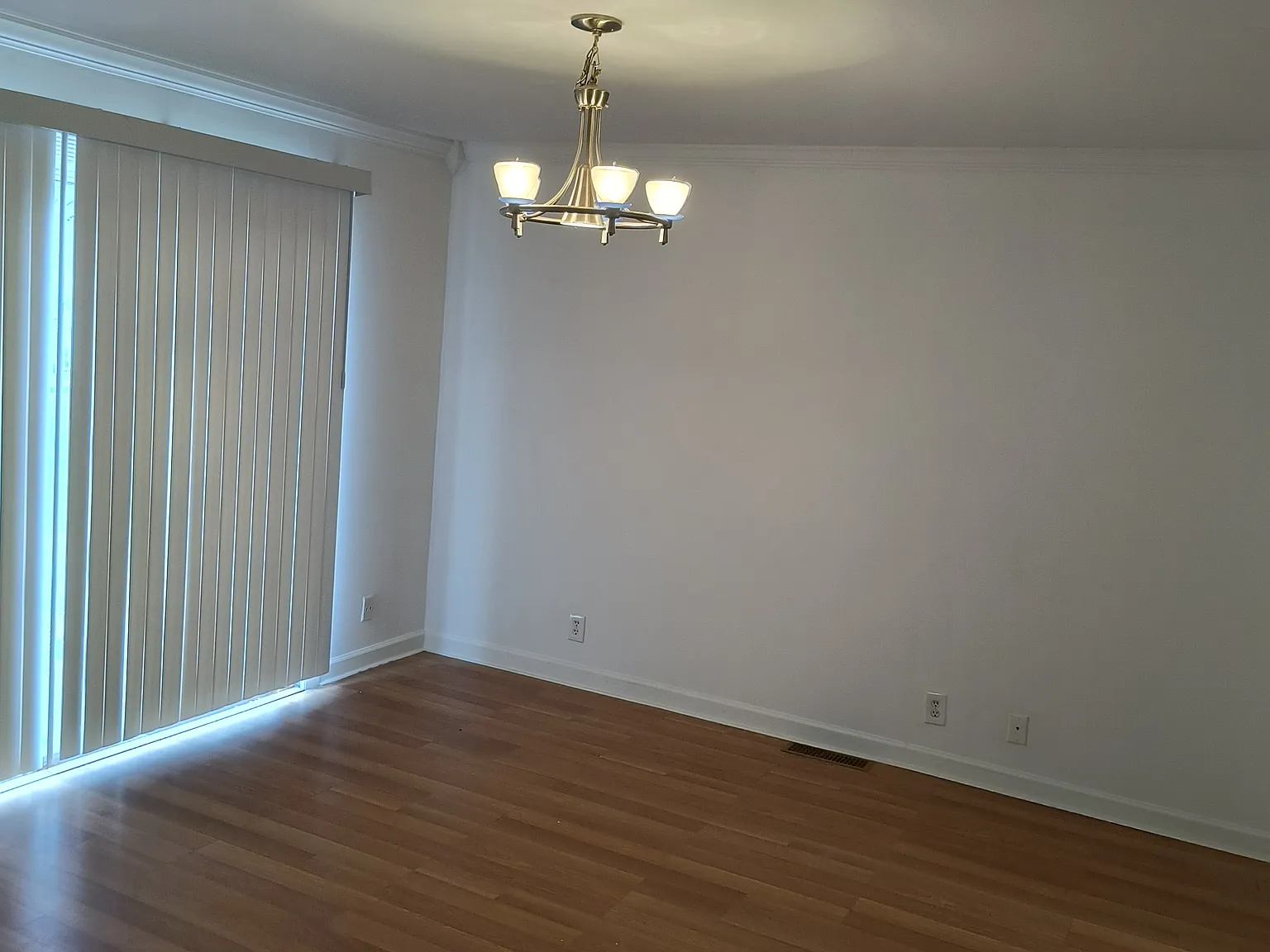 4 bed, 2.5 bath, 2400 sqft, $1,400 — Photo 3