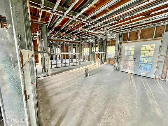 5th image of 528 Royal Oak Dr