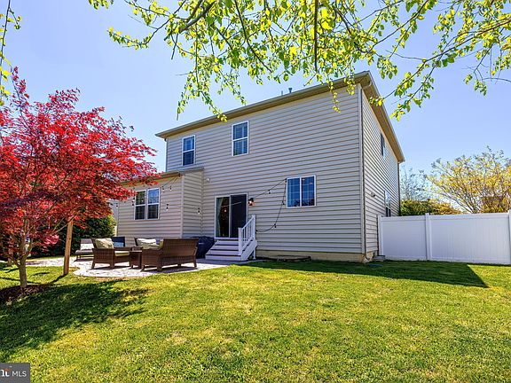 4th image of 157 E Meadow Dr