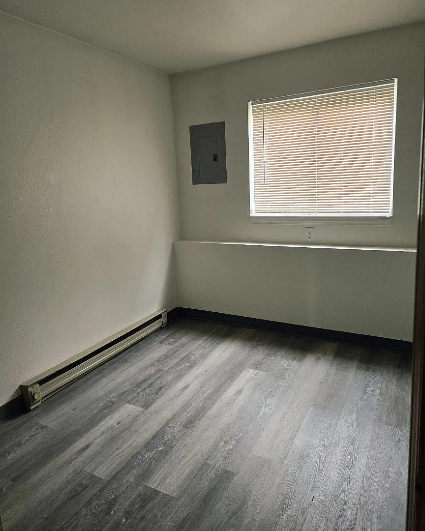 631 NE Oak St - 8 — Photo 2