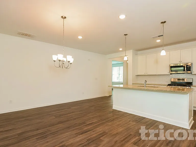 150 Everett Sq — Photo 4