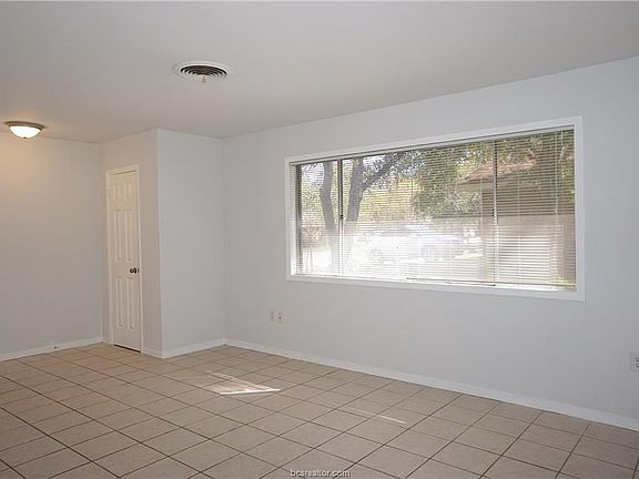 3rd image of 1304 Laura Ln