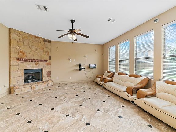 5th image of 4811 Sheila Dr