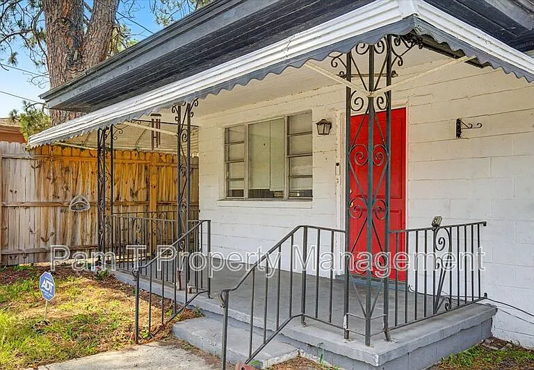 1120 Darwin St — Photo 2