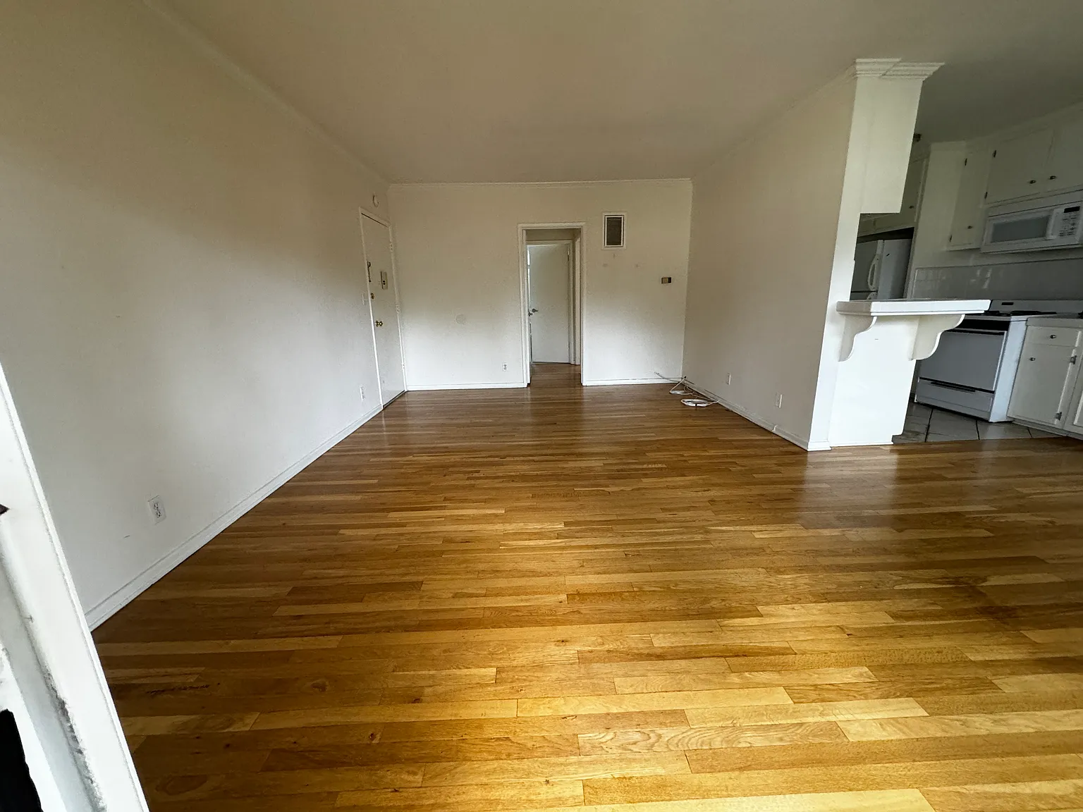1280 S Barrington Ave — Photo 2