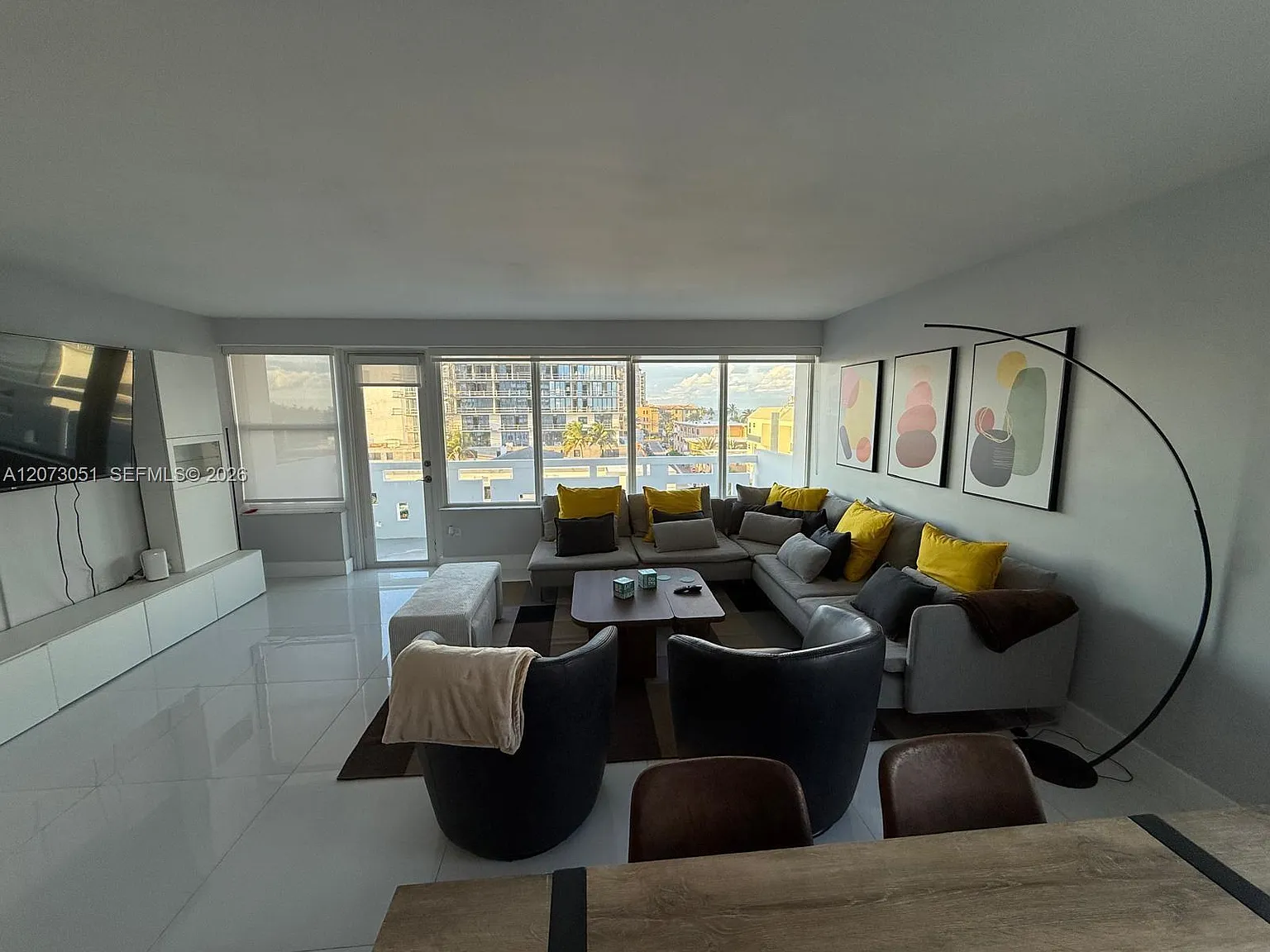 Hollywood Towers Condo — Photo 4