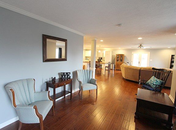 3rd image of 155 Hillcrest Cir