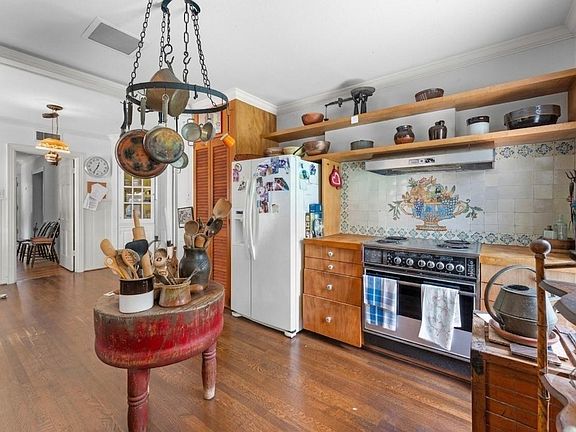 5th image of 1635 Milford St