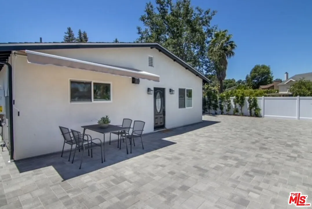 2 bed, 2.0 bath, 1200 sqft, $4,450 — Photo 2