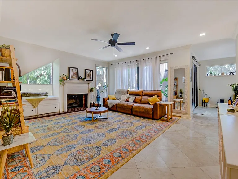 239 Litchfield Ln — Photo 2
