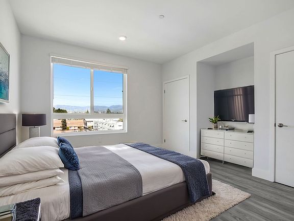 4th image of 11848 Vanowen St #402