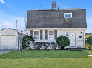 8 9th St, Carle Place, NY 11514