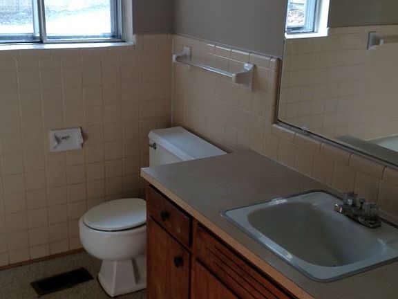 3rd image of 138 Crawford Ln SE