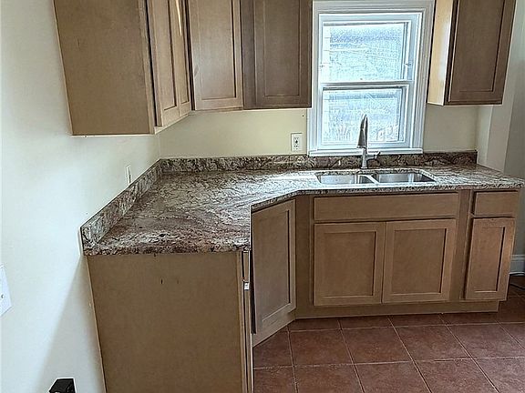 5th image of 932 Vineshire Rd
